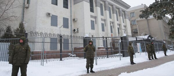 Припадници полиције Украјине блокирају зграду амбасаде Русије у Кијеву због одржавања председничких избора у Русији - Sputnik Србија