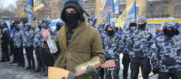 Pripadnici ukrajinske policije i predstavnici nacionalističkih organizacija blokiraju zgradu ruske ambasade u Kijevu kako bi onemogućili ruskim državljanima da glasaju na predsedničkim izborima u Rusiji - Sputnik Srbija