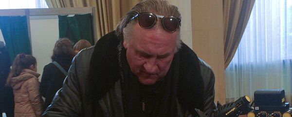 Glumac Žerar Depardje glasa u ambasadi Rusije u Parizu - Sputnik Srbija