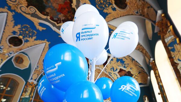Балони са натписом Ја сам изабрао председника Русије на изборном месту у Москви - Sputnik Србија