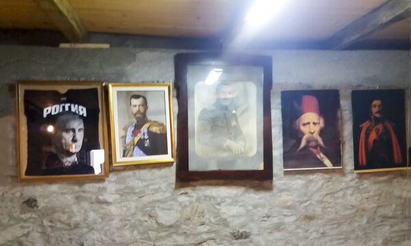 Зид са фотографијама у кафани „Крим“ у Путинову. - Sputnik Србија