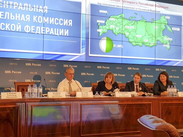 Atmosfera u Centralnoj izbornoj komisiji na dan predsedničkih izbora  - Sputnik Srbija