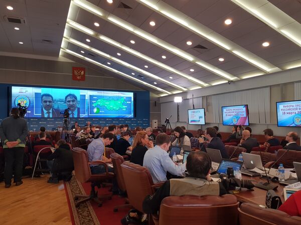 Atmosfera u Centralnoj izbornoj komisiji na dan predsedničkih izbora  - Sputnik Srbija