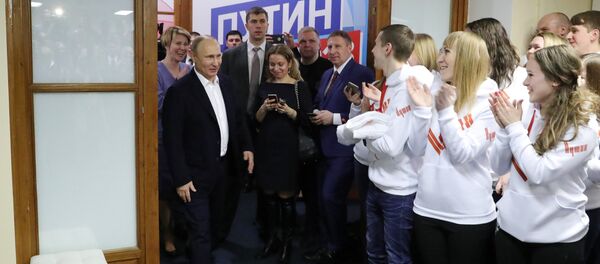 Владимир Путин у свом изборном штабу - Sputnik Србија