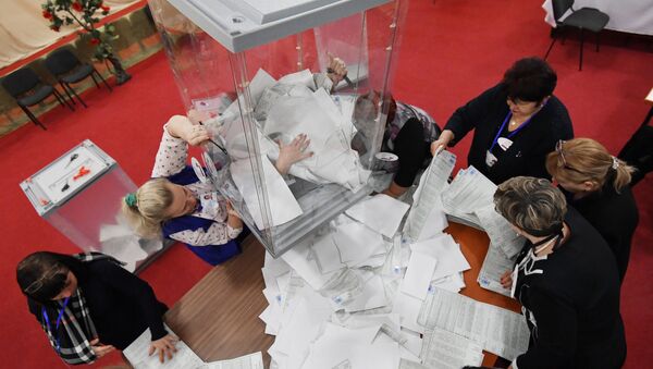 Članovi izborne komisije prebrojavaju glasove u Simferopolju - Sputnik Srbija
