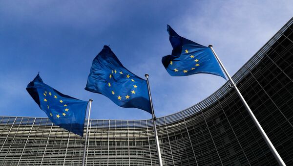 Zastave Evropske unije ispred zgrade Evropske komisije u Briselu - Sputnik Srbija