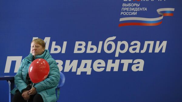 Жена на бирачком месту у Москви - Sputnik Србија