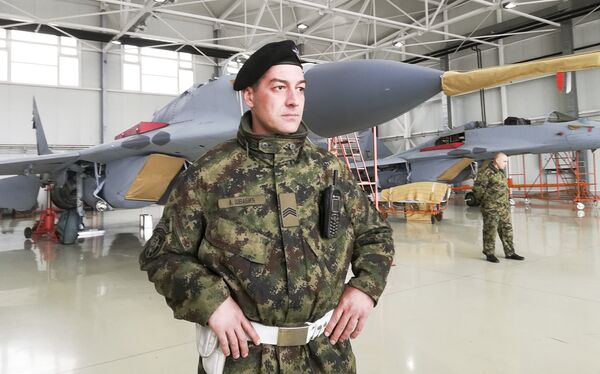 Мигови у хангару у Батајници - Sputnik Србија