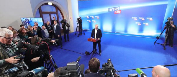 Predsednik Rusije Vladimir Putin tokom posete svom izbornom štabu Predsednik Rusije Vladimir Putin tokom posete svom izbornom štabu - Sputnik Srbija