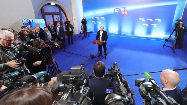 Predsednik Rusije Vladimir Putin tokom posete svom izbornom štabu - Sputnik Srbija