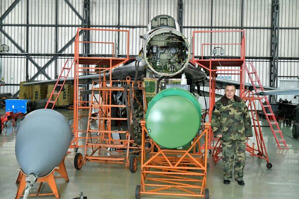 Ремент „мигова“  на аеродрму у Батајници. - Sputnik Србија