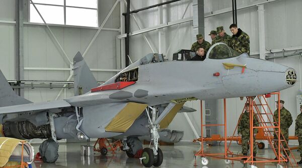 Министар одбране Александар Вулин у јендом од мигова“ на аеродрму у Батајници. - Sputnik Србија