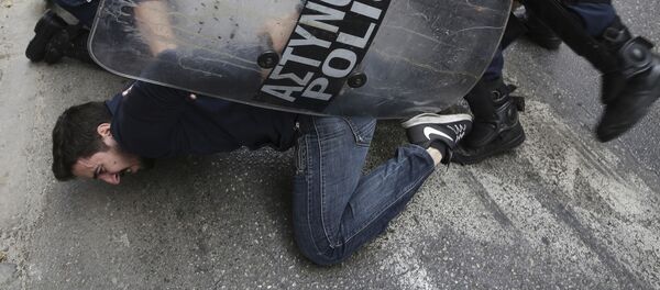 Специјалци се сукобљавају са демонстрантима - Sputnik Србија