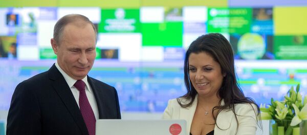 Predsednik Rusije Vladimir Putin i urednica RT Margarita Simonjan Predsednik Rusije Vladimir Putin i urednica RT Margarita Simonjan - Sputnik Srbija