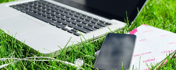 Телефон и лаптоп на трави - Sputnik Србија