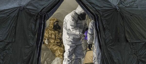 Инспектори у заштитној одећи - Sputnik Србија