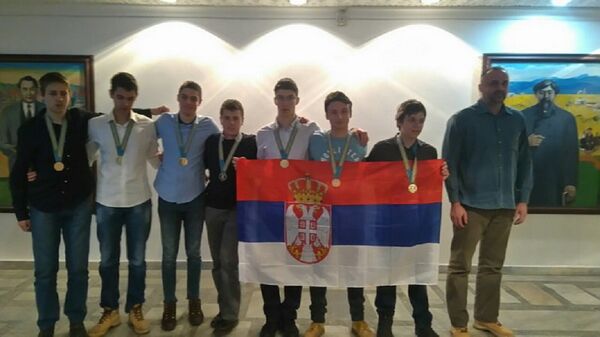 Lider tima prof.dr Boban Marinković i učenici Matematičke gimanzije koji su iz Kazahstana doneli pet zlatnih i dve bronzane medalje. Lider tima prof.dr Boban Marinković i učenici Matematičke gimanzije koji su iz Kazahstana doneli pet zlatnih i dve bronzane medalje. - Sputnik Srbija