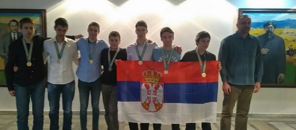 Lider tima prof.dr Boban Marinković i učenici Matematičke gimanzije koji su iz Kazahstana doneli pet zlatnih i dve bronzane medalje. Lider tima prof.dr Boban Marinković i učenici Matematičke gimanzije koji su iz Kazahstana doneli pet zlatnih i dve bronzane medalje. - Sputnik Srbija