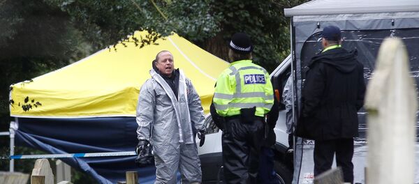 Припадници хитних служби и полиције током истраге тровања бившег пуковника ГРУ Сергеја Скрипаља у британском Солсберију - Sputnik Србија