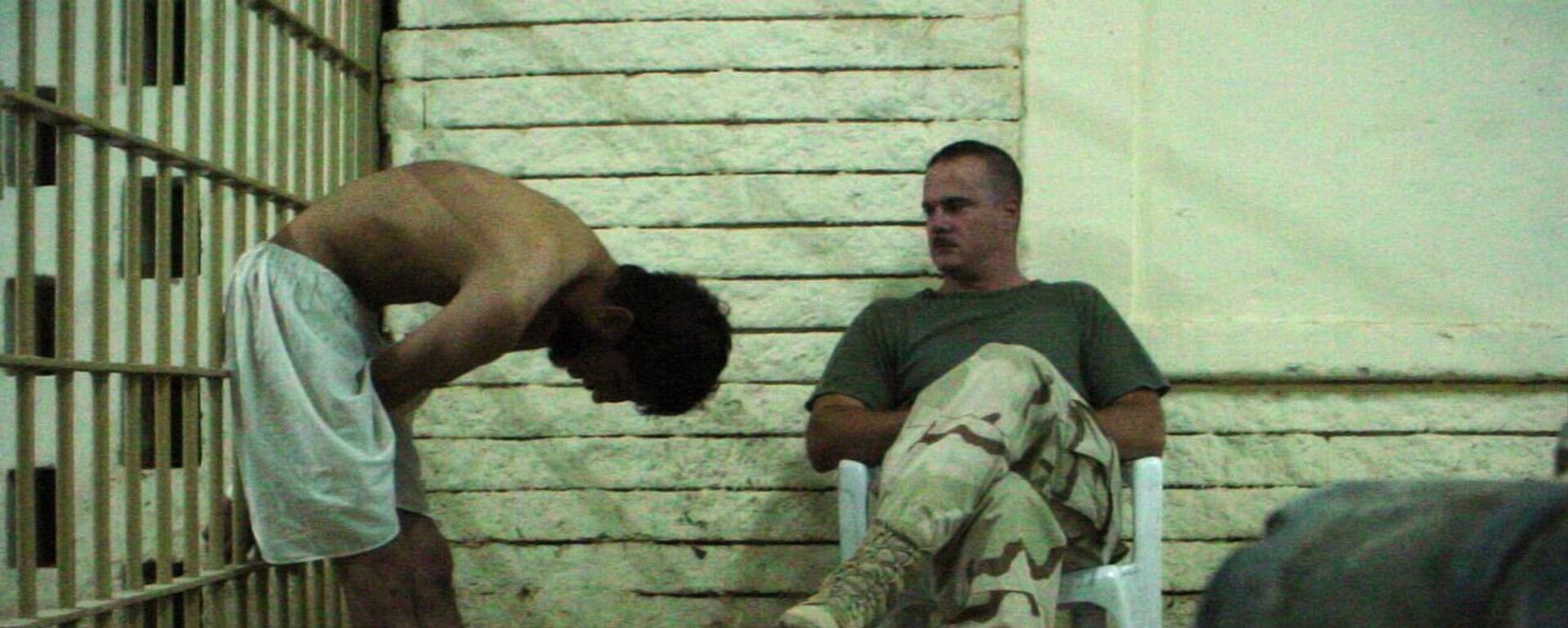 Амерички војник посматра заробљеника у ирачком затвору Абу Грејб - Sputnik Србија, 1920, 20.03.2018