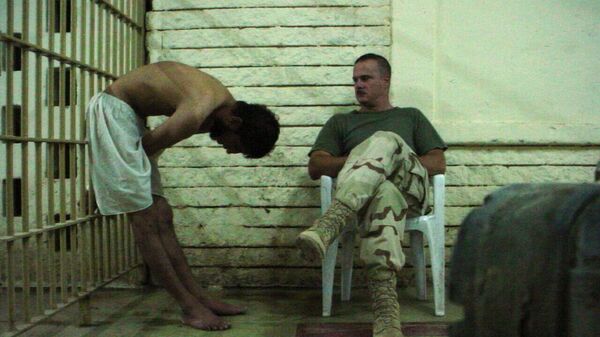 Američki vojnik posmatra zarobljenika u iračkom zatvoru Abu Grejb - Sputnik Srbija