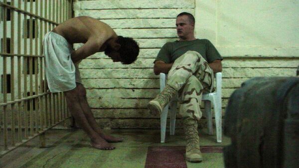 Američki vojnik posmatra zarobljenika u iračkom zatvoru Abu Grejb - Sputnik Srbija