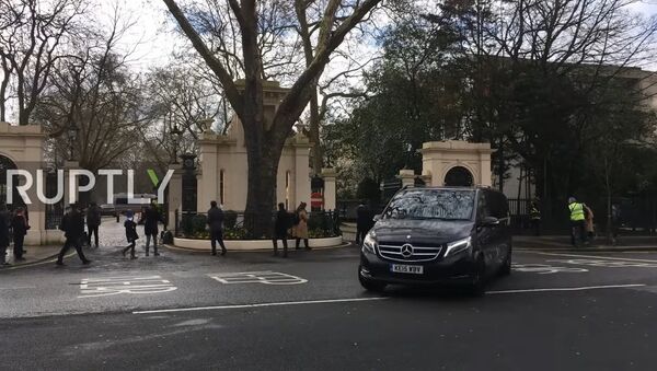 Ruske diplomate napuštaju rusku ambasadu u Londonu - Sputnik Srbija