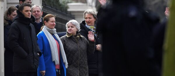 Руске дипломате напуштају амбасаду Русије у Лондону Руске дипломате напуштају амбасаду Русије у Лондону - Sputnik Србија