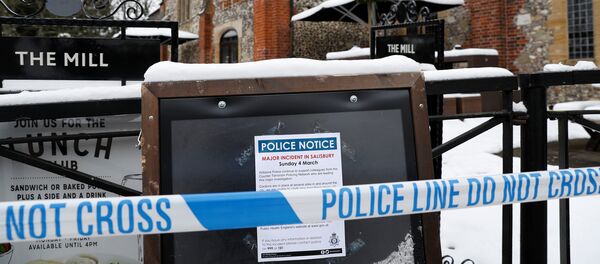 Policijska traka na mestu incidenta u Solsberiju. Bivši pukovnik Glavne operativne uprave Rusije (GRU), Sergej Skripalj, koji je radio za britanske obaveštajne službe, i njegova ćerka Julija otvorani su u Solsberiju. - Sputnik Srbija