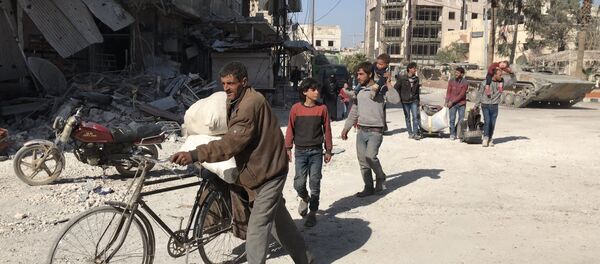 Цивили у ослобођеном насељу Кафер-Батна у Источној Гути - Sputnik Србија