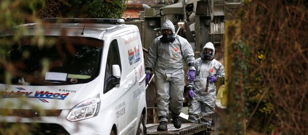 Војници у заштитним оделима на месту инцидента у Солсберију - Sputnik Србија