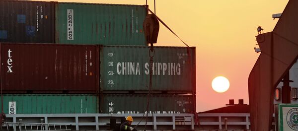 Радници истоварују контејнере са теретних бродова у кинеској луци Нантонг - Sputnik Србија