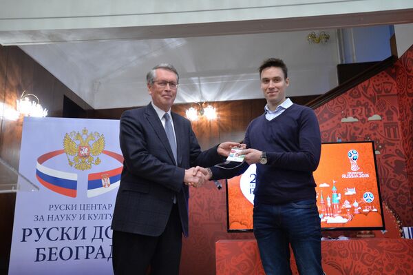 Амбасадор Русије Александар Чепурин уручио је навијачке пасоше за Светско првенство у фудбалу - Sputnik Србија