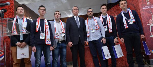Амбасадор Русије Александар Чепурин уручио је навијачке пасоше за Светско првенство у фудбалу Амбасадор Русије Александар Чепурин уручио је навијачке пасоше за Светско првенство у фудбалу - Sputnik Србија