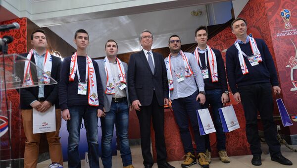 Амбасадор Русије Александар Чепурин уручио је навијачке пасоше за Светско првенство у фудбалу - Sputnik Србија