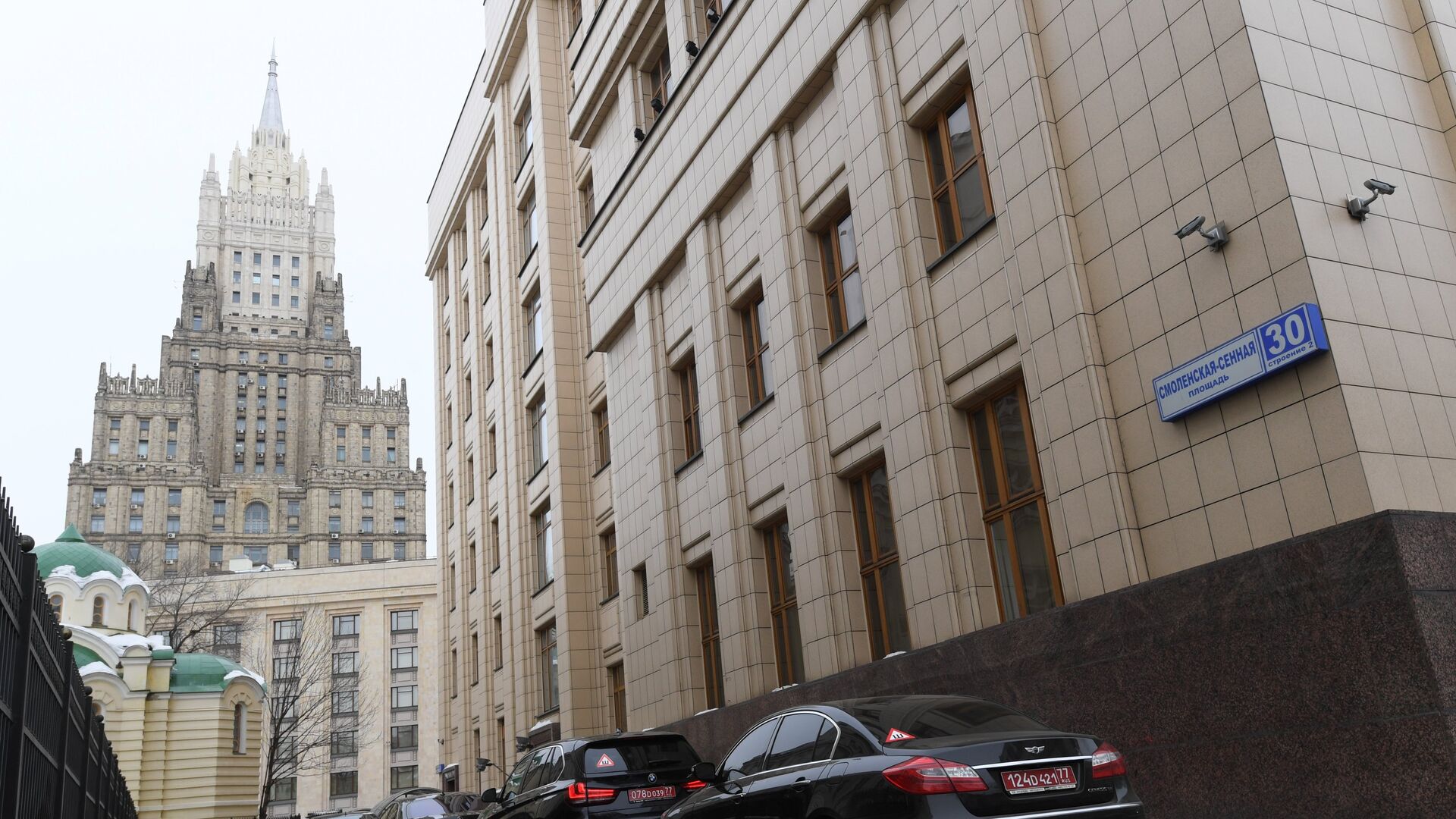 Аутомобили дипломатских мисија испред зграде Министарства иностраних послова Русије - Sputnik Србија, 1920, 08.12.2021