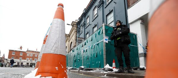 Policajac stoji na mestu incidenta u Solsberiju - Sputnik Srbija