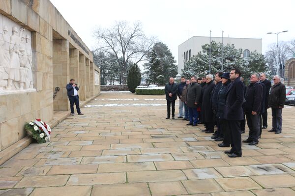 Polaganje cveća crvenoarmejcima poginulim u oslobađanju Beograda - Sputnik Srbija
