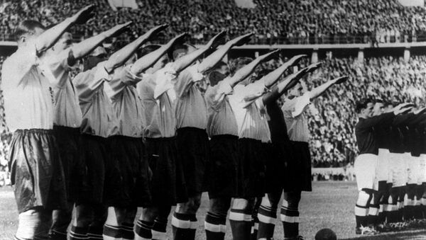 Engleska fudbalska reprezentacija pokazuje nacistički pozdrav pred početak utakmice protiv Nemačke na Olimpijskom stadionu u Berlinu 14. maja 1938. - Sputnik Srbija