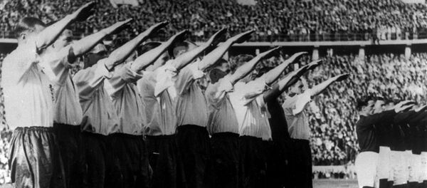 Енглеска фудбалска репрезентација показује нацистички поздрав пред почетак утакмице против Немачке на Олимпијском стадиону у Берлину 14. маја 1938. - Sputnik Србија