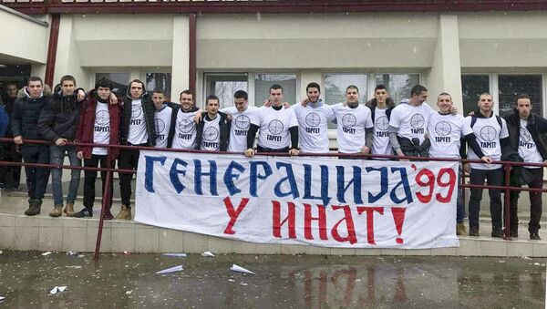 Đaci sa transparentom ispred gimnazije u Danilovgradu  - Sputnik Srbija
