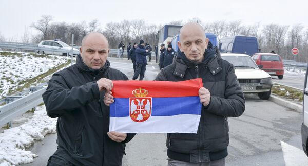 Novinar Mihailo Medenica na putu za Kovilovo, gde ih je zaustavila policija. - Sputnik Srbija