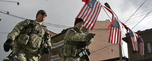 Američki vojnici prolaze ispod zastava Amerike i Albanije na KiM Američki vojnici prolaze ispod zastava Amerike i Albanije na KiM - Sputnik Srbija