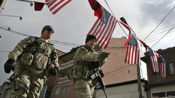 Američki vojnici prolaze ispod zastava Amerike i Albanije na KiM - Sputnik Srbija