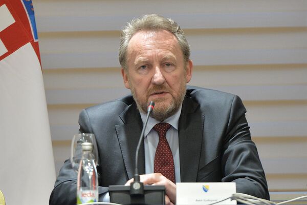 Хрватски званичници: Државни удар Изетбеговића у БиХ Хрватски званичници: Државни удар Изетбеговића у БиХ - Sputnik Србија