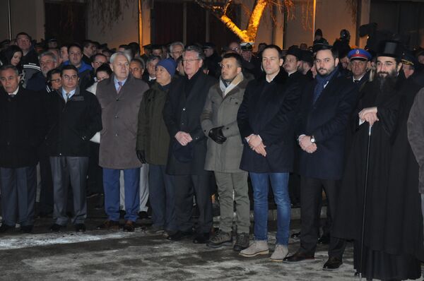 Ambasador Ruske Federacije u Beogradu Aleksandar Čepurin i ambasador Kine Li Mančang na obeležavanju godišnjice NATO bombardovanja u Aleksincu. - Sputnik Srbija