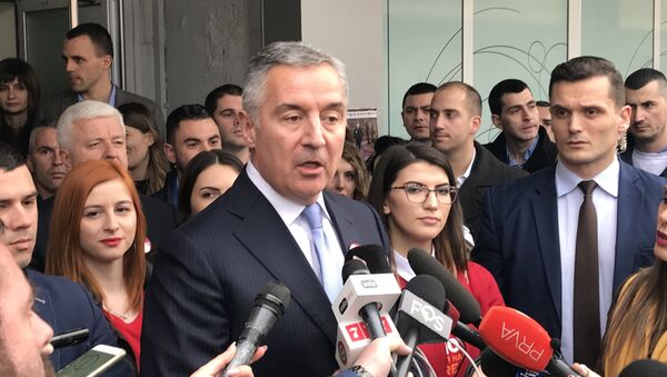 Milo Đukanović daje izjavu posle predaje potpisa za predsedničku kandidaturu. - Sputnik Srbija