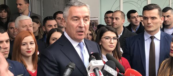 Мило Ђукановић даје изјаву после предаје потписа за председничку кандидатуру. - Sputnik Србија