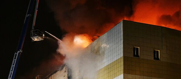 Пожар у тржном центру у Сибиру Пожар у тржном центру у Сибиру - Sputnik Србија