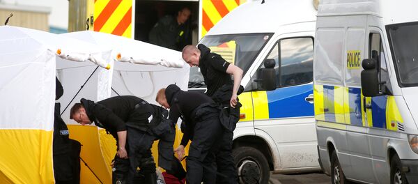 Британски истражитељи у заштитним оделима на месту тровања бившег пуковника ГРУ Сергеја Скрипаља и његове ћерке Јулије у Солсберију Британски истражитељи у заштитним оделима на месту тровања бившег пуковника ГРУ Сергеја Скрипаља и његове ћерке Јулије у Солсберију - Sputnik Србија